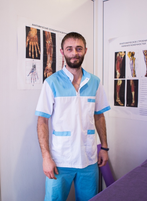 Масажист Андрій Яровенко